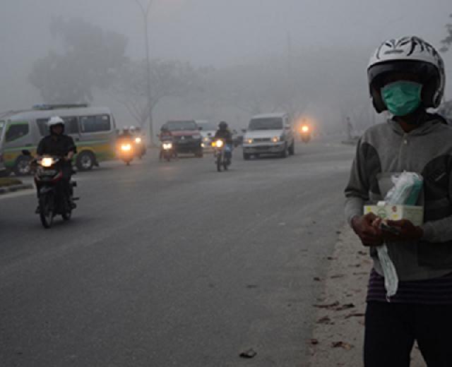 Peduli Asap, BI Riau Bagikan 1500 Masker