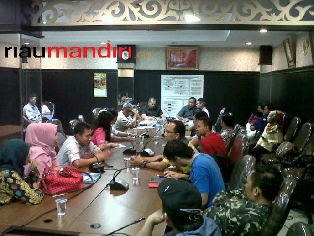 Pengelola Plaza The Central Mangkir