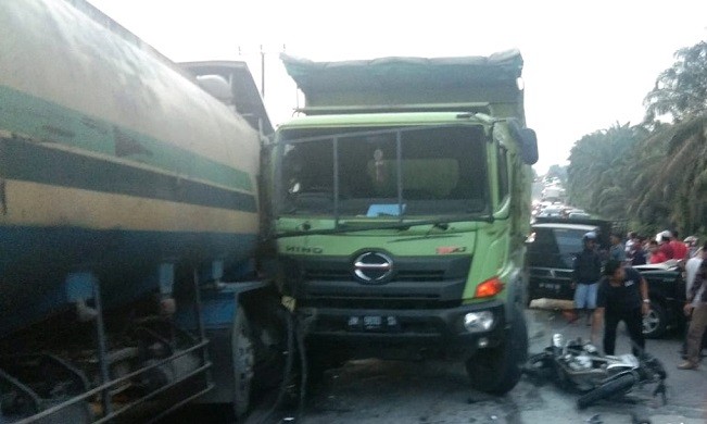 Jalan Lintas Timur Km 53 Pelalawan Diberlakukan Buka-Tutup Akibat Tabrakan Beruntun