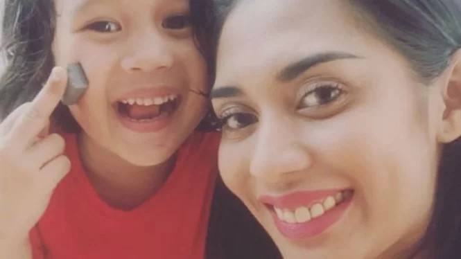 Karen Idol Akan Lapor Polisi Atas Kematian Putrinya yang Jatuh dari Apartemen Suami