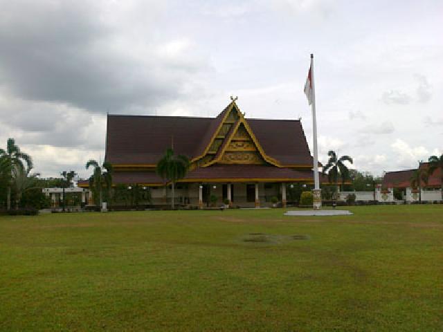 Dua Kelompok Pendemo Datangi Gubernuran