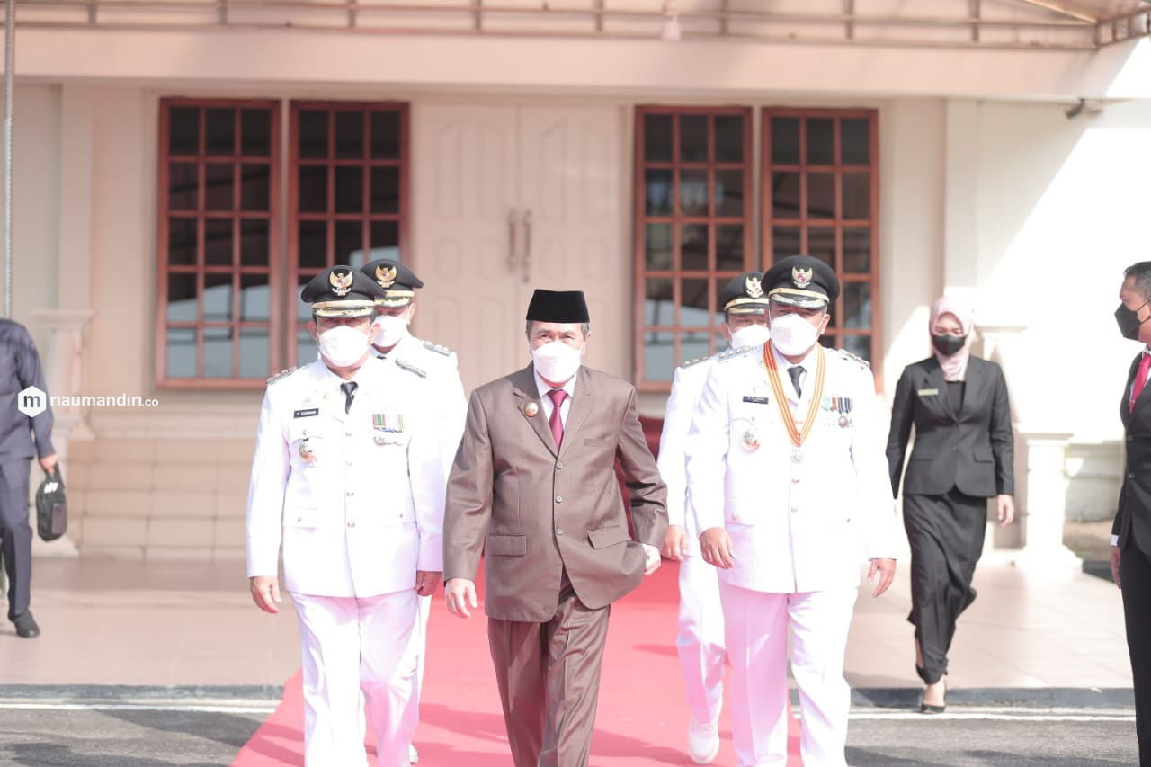 Dua Bupati Dilantik Hari Ini, Gubri Minta Kendalikan Covid-19 dan Karhutla