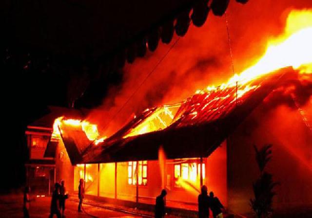 Puluhan Rumah Dirusak, 1 Dibakar