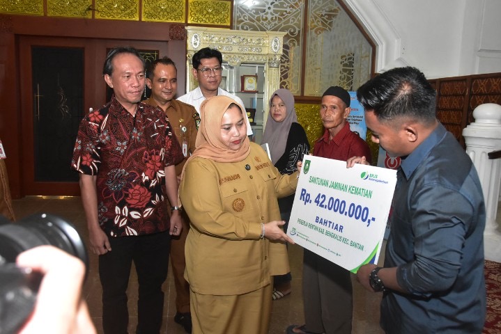 Bupati Kasmarni Serahkan Santunan Kematian ke Ahli Waris Pekerja Rentan