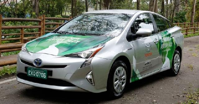 Toyota Perkenalkan Mobil Hybrid FFV Pertama di Dunia