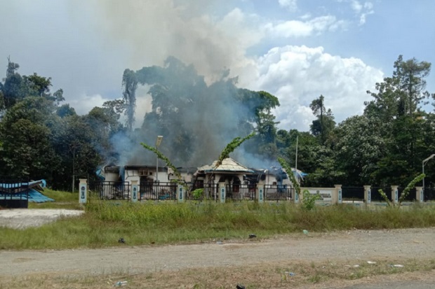 Ratusan Massa di Papua Mengamuk, Kantor BKD Dibakar