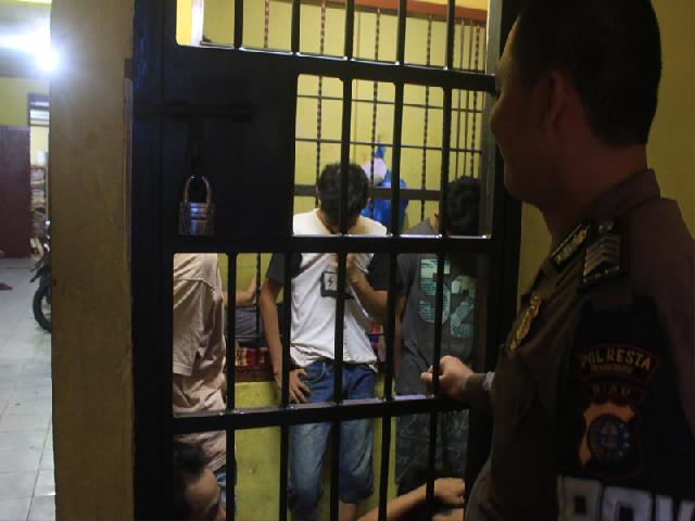 Sembilan Diringkus, Lima Diburu