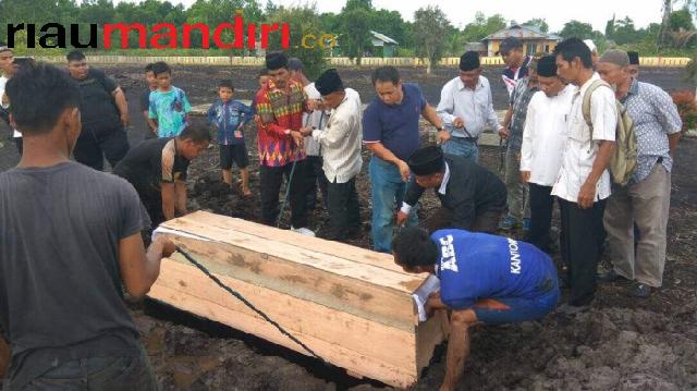 Jenazah Pria Berlumpur yang Ditemukan di Jalan Yos Sudarso Dikebumikan