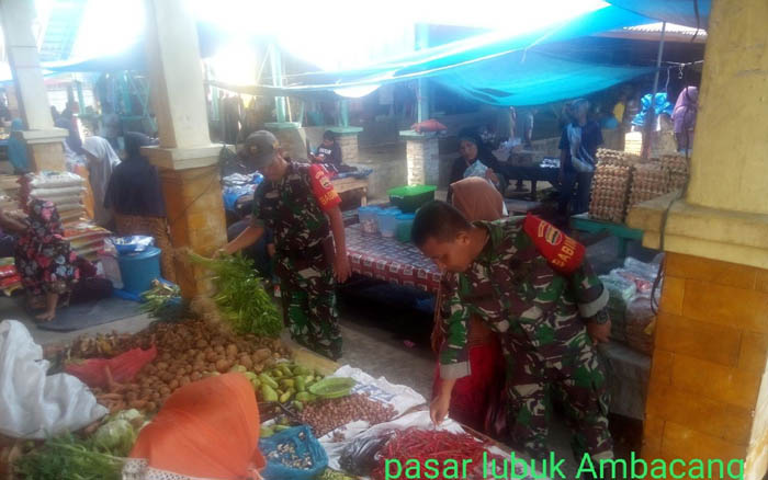 Pantau Harga Bahan Pokok, Anggota Koramil Kuantan Mudik Turun ke Pasar Tradisional