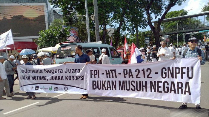 Massa 212 Bawa Spanduk 'Indonesia Negara Juara: Juara Hutang-Juara Korupsi'