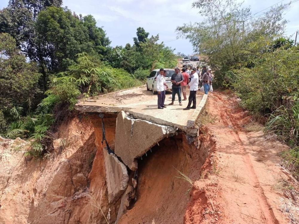 Pemprov Riau Bangun Jembatan Sementara Jalan Putus di Rohul