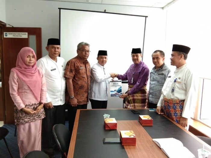 Ketua DPRD Inhil Serahkan Hasil Penetapan Pemenang Pilkada Serentak kepada Gubri