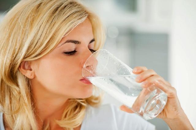 Minum Terlalu Banyak Air Tak Selamanya Baik, Ini Dampak Negatifnya