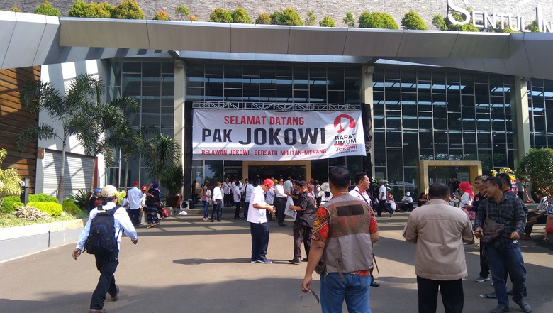 Relawan Jokowi Mulai Padati Area Rapat Umum di Sentul