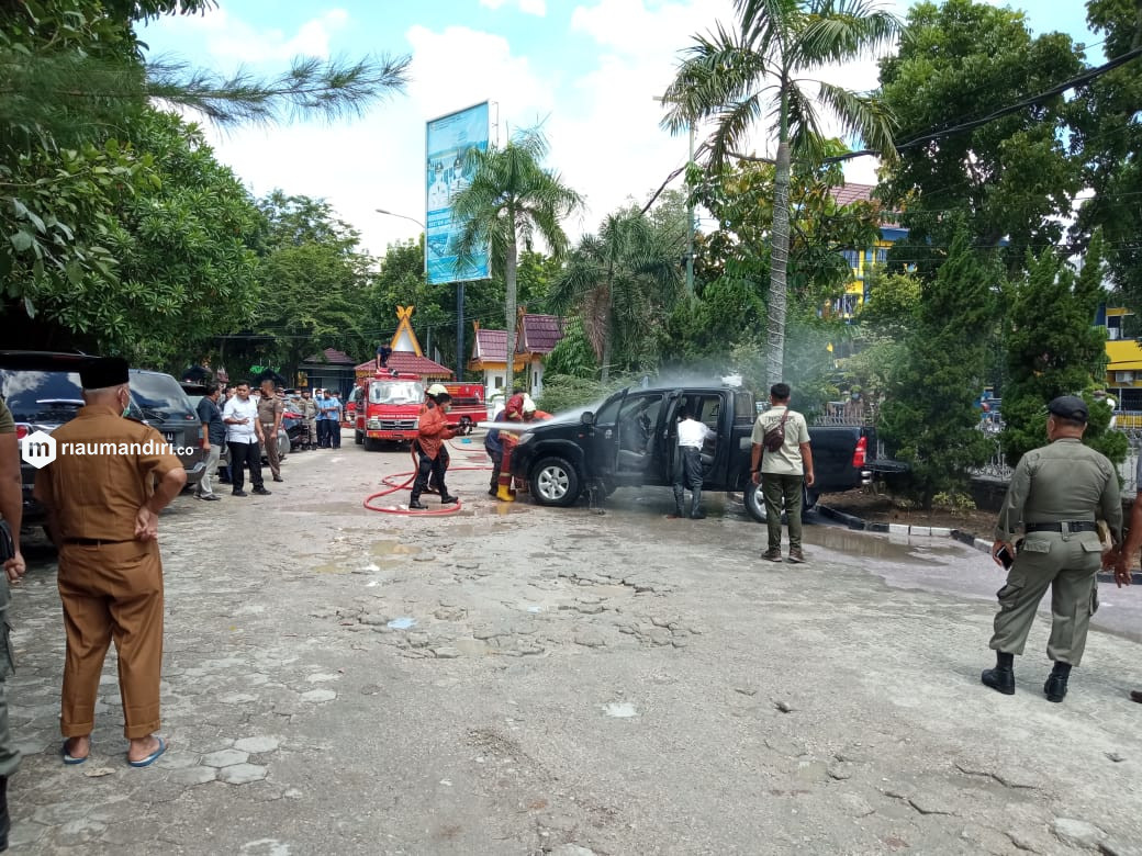 Toyota Hilux Terbakar di Parkiran MPP Pekanbaru