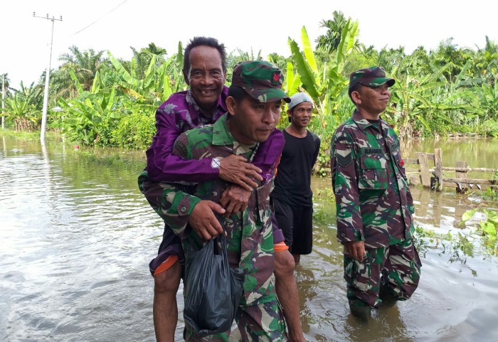 TNI Diminta Pantau Banjir dan Bantu Korban