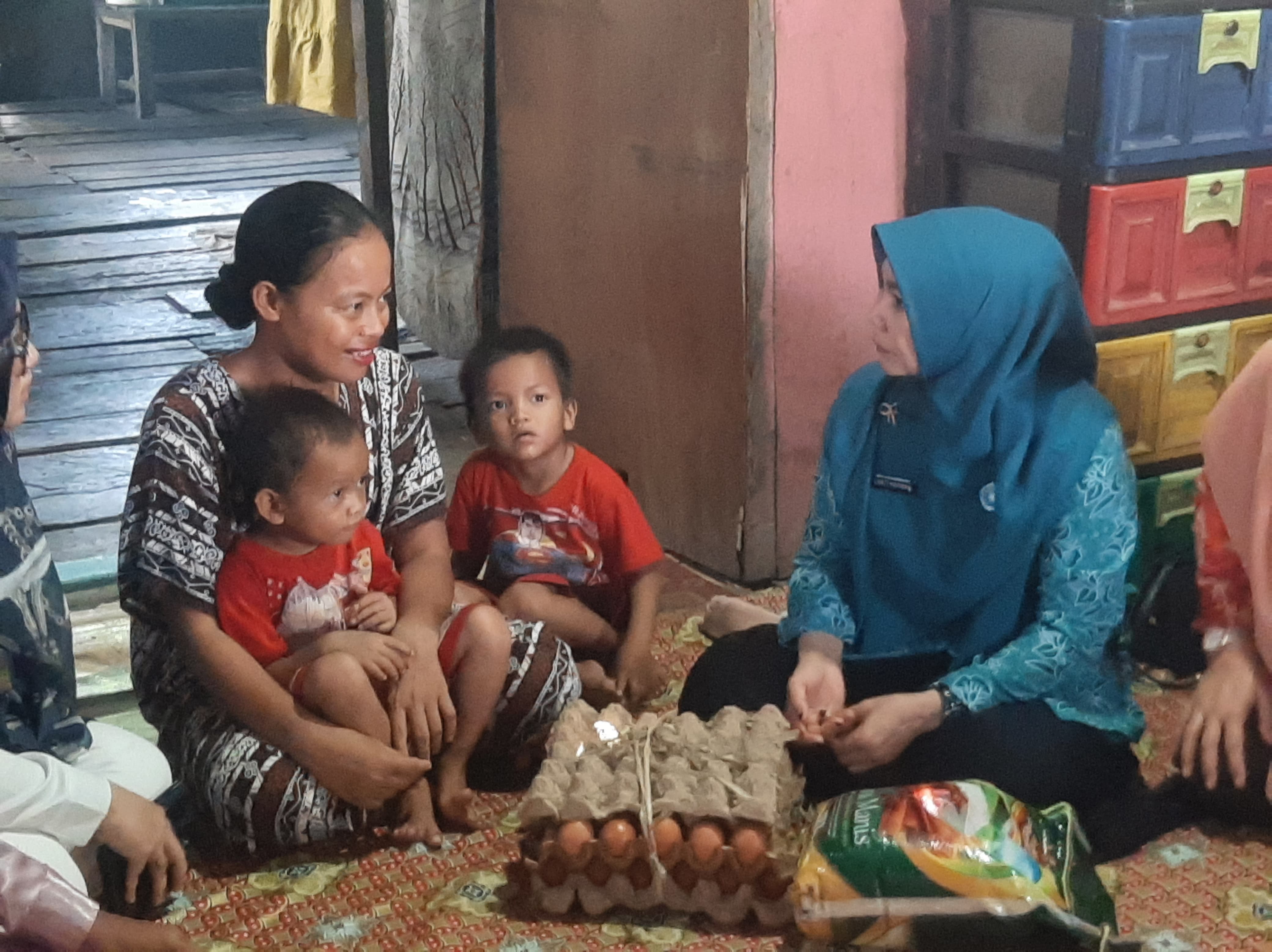 Gintas Inhil Serahkan Bantuan Pemenuhan Gizi di Tembilahan Hulu