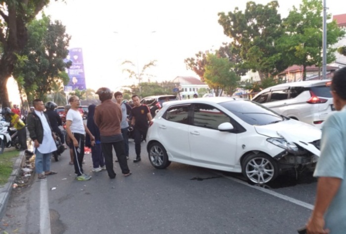 Diduga Hilang Kendali, Mobil Tabrak Driver Ojol di Jalan Sudirman Pekanbaru