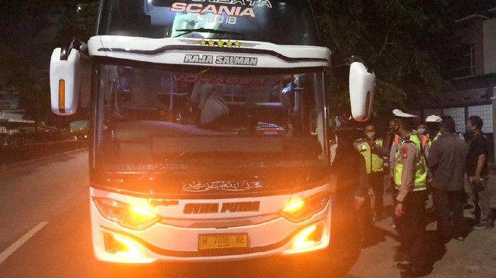 Kelakuan Sopir Bus Nakal, Matikan Lampu-Rebahkan Jok untuk Sembunyikan Pemudik