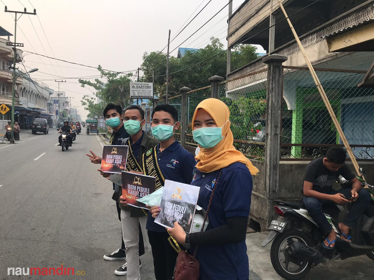 Bujang Dara dan Genpi Kepulauan Meranti Bagikan Ratusan Masker