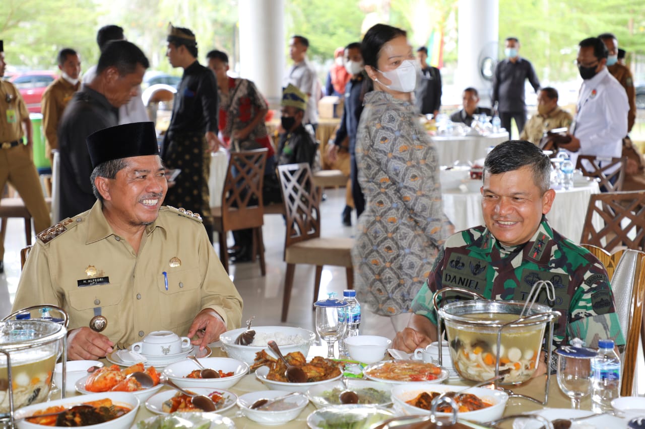 Terima Kunjungan Pangdam I/BB Mayjen TNI Ahmad Daniel, Bupati Ceritakan Sejarah Pemekaran Siak