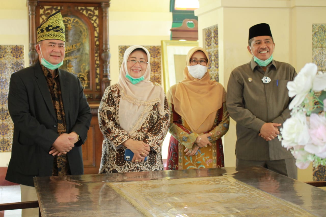 Wakil Gebernur Sumbar Beserta Istri dan Ketua IKMR Kunjungi Istana Siak