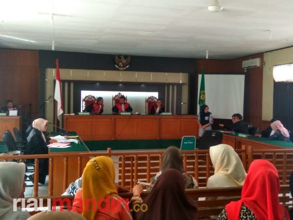Sidang Korupsi di Bapenda Riau, Hakim Tidak Lengkap, Vonis Tiga Terdakwa Ditunda