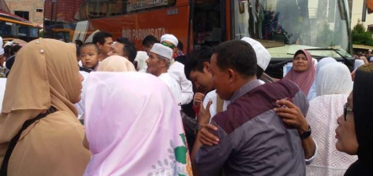 Tiba di Kampung Halaman, Jamaah Haji Pekanbaru Disambut Tangis Haru Keluarga