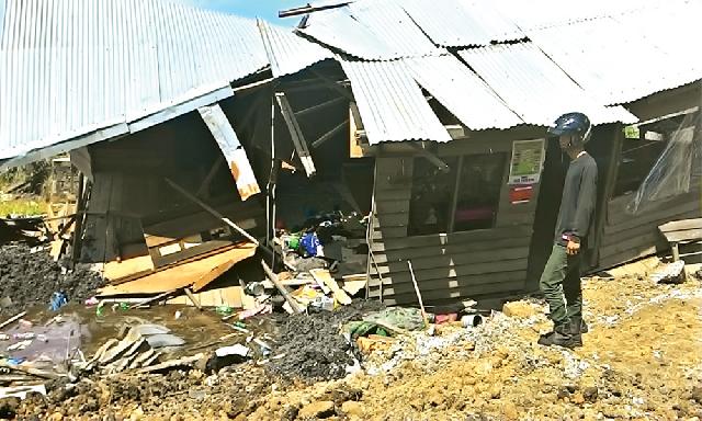 Fuso Tabrak Rumah, Ibu dan Anak Tewas