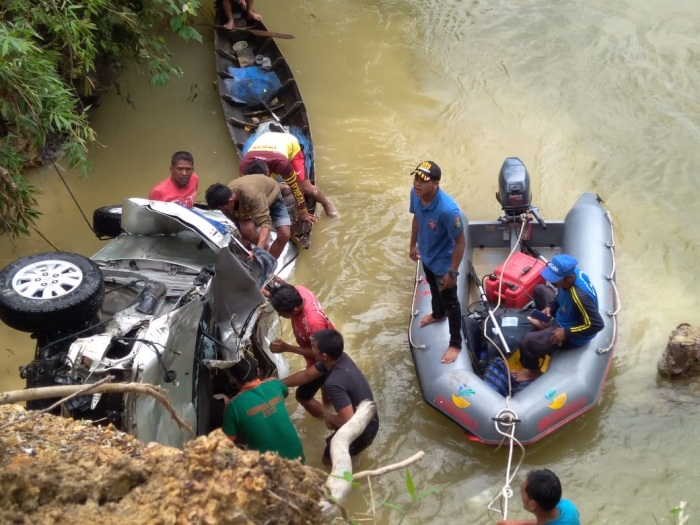 Kijang Innova Terjun ke Sungai Kampar, 2 Orang Terjebak Ditemukan Tewas