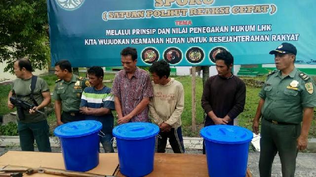 4 Pembunuh Beruang Diserahkan ke Polda Riau, Satu Pelaku Masih Diburu