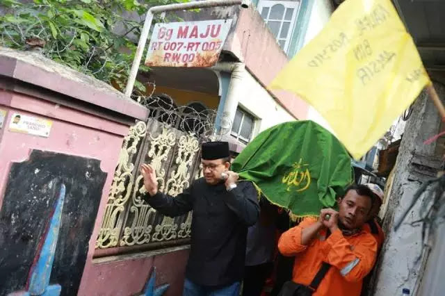 Anies Gotong Keranda Jenazah Penyapu Jalan Korban Tabrak Lari di Pasar Rebo