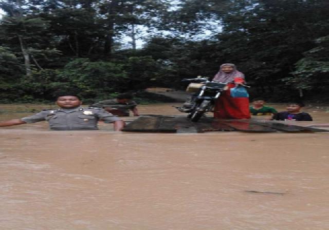 Briptu Ardiansyah Ungsikan Warganya dari Banjir