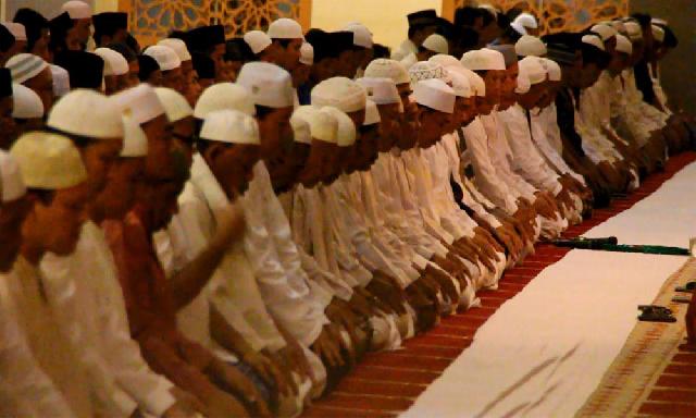 Ribuan Umat Muslim Padati Masjid