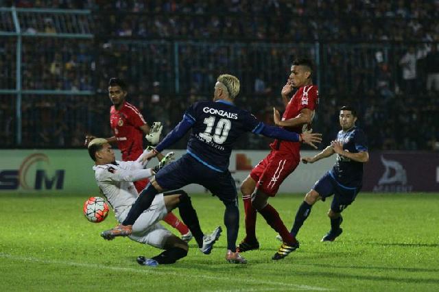 Review: Lima Gol El Loco Hentikan Langkah Semen Padang ke Final