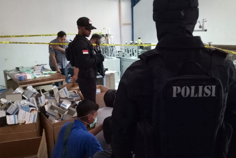 Polisi Gerebek Pabrik Masker Ilegal, Bahan Bakunya dari China