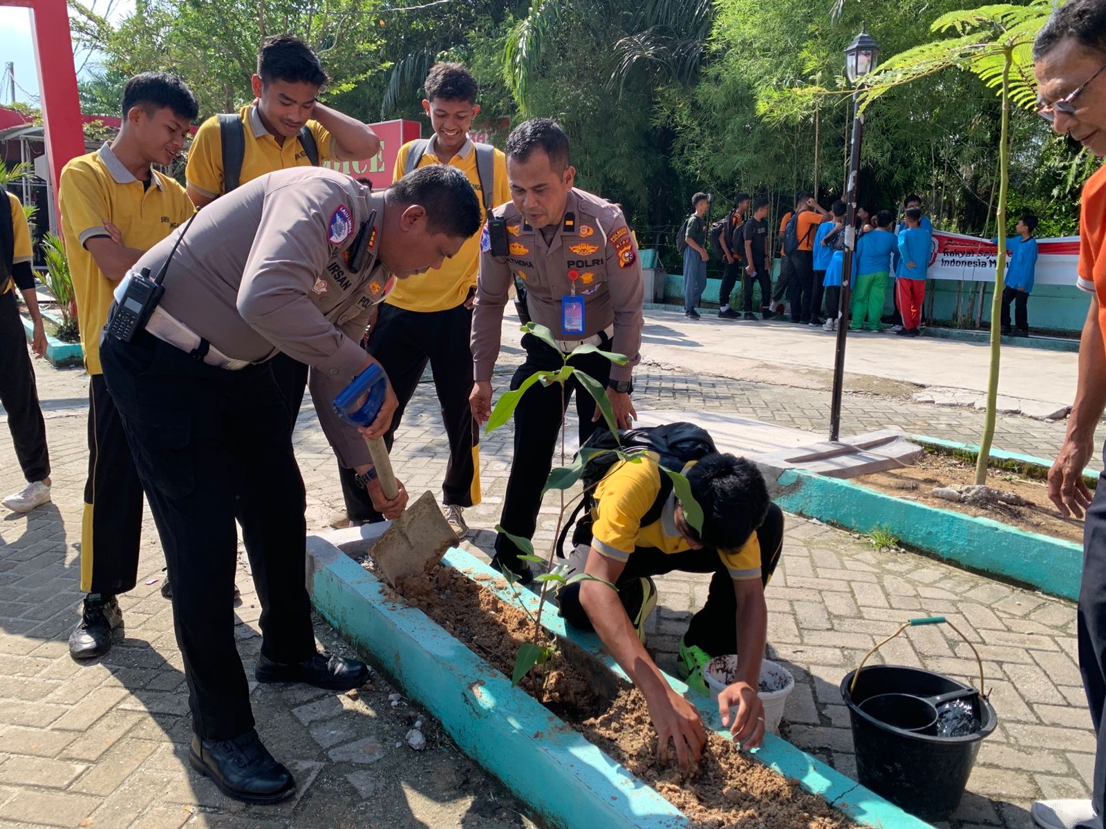 Satlantas Polresta Pekanbaru Edukasi Tertib Berkendara Hingga Tanam Pohon di SMK Keuangan