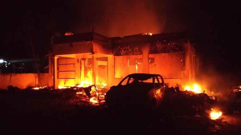 Mencekam, Mapolsek Tambelengan di Madura Dibakar Massa