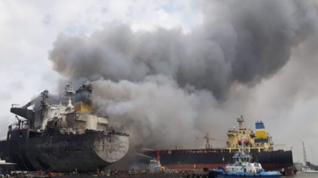 Kapal Tanker Meledak dan Terbakar di Pelabuhan Belawan Medan