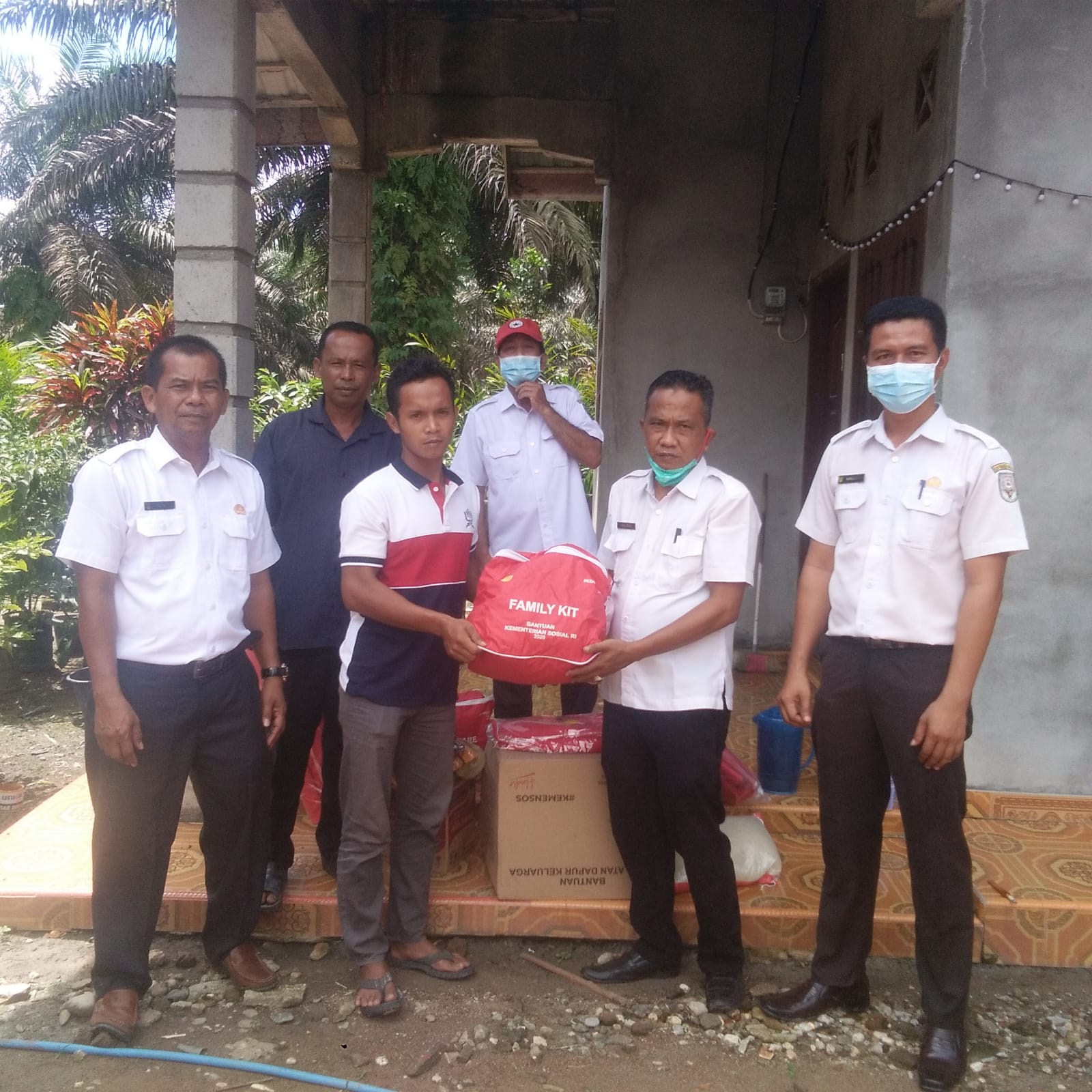 Rumah Warga Terbakar, Plt Bupati Serahkan Bantuan