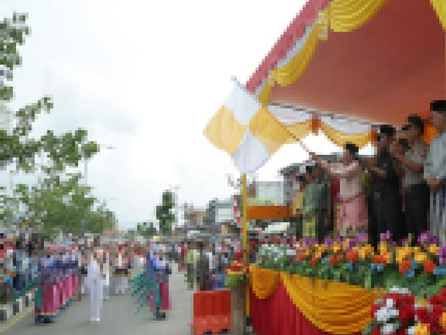 Warga Berjubel Saksikan Pawai Taaruf