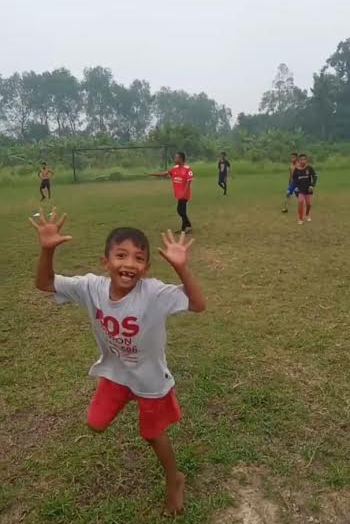 Bahaya, Anak-Anak di Siak Main Bola di Tengah Kabut Asap Tanpa Masker