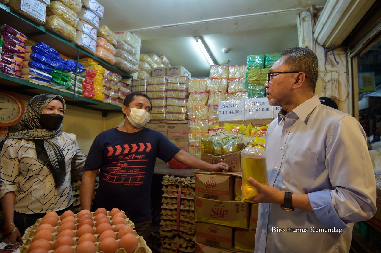Hari Pertama Jadi Mendag, Zulkifli Hasan Langsung Turun ke Pasar Pantau Harga