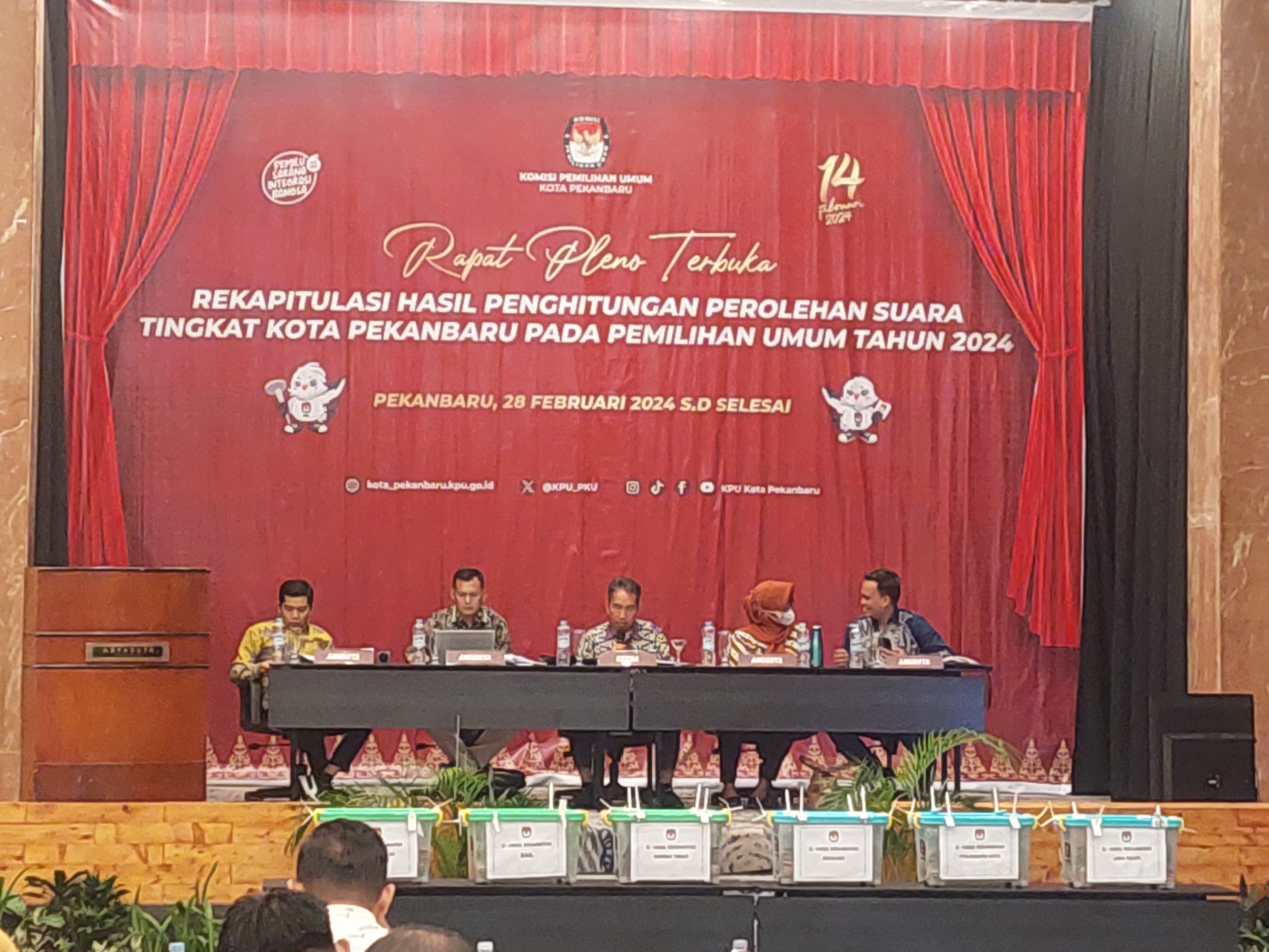 Pleno Rekapitulasi Penghitungan Suara Tingkat Kota Pekanbaru Dimulai