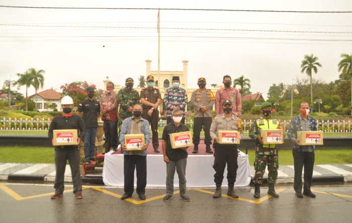 Polres Siak dan Jajaran Bagikan Masker dan Kampanyekan Jaga Jarak
