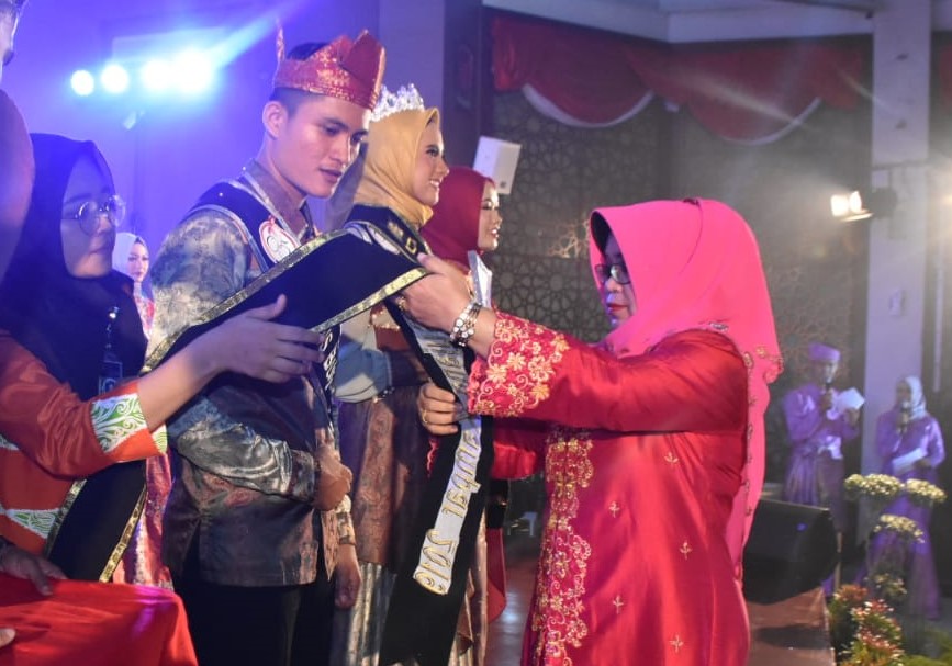Putra Kampar Kiri Tengah dan Putri Bangkinang Kota Sabet Bujang Dara Kampar 2019