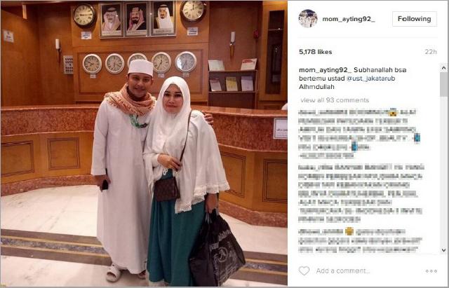 Beredar Foto Ibu Ayu Ting Ting Dirangkul Pria Bukan Muhrimnya Saat Umroh