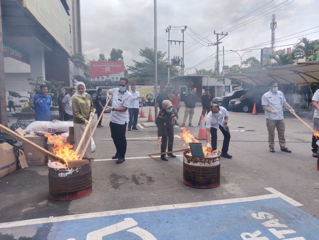 Kejari Pekanbaru Musnahkan Barang Bukti dari 777 Perkara Inkrah