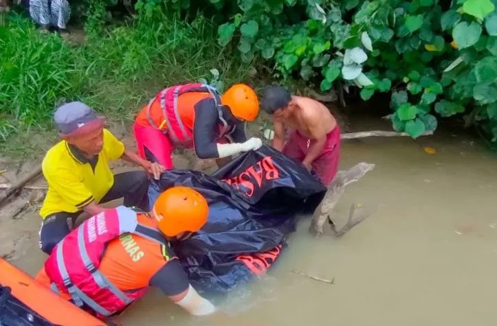 Tim SAR Temukan Bocah yang Tenggelam di Sungai Indragiri dalam Kondisi Meninggal