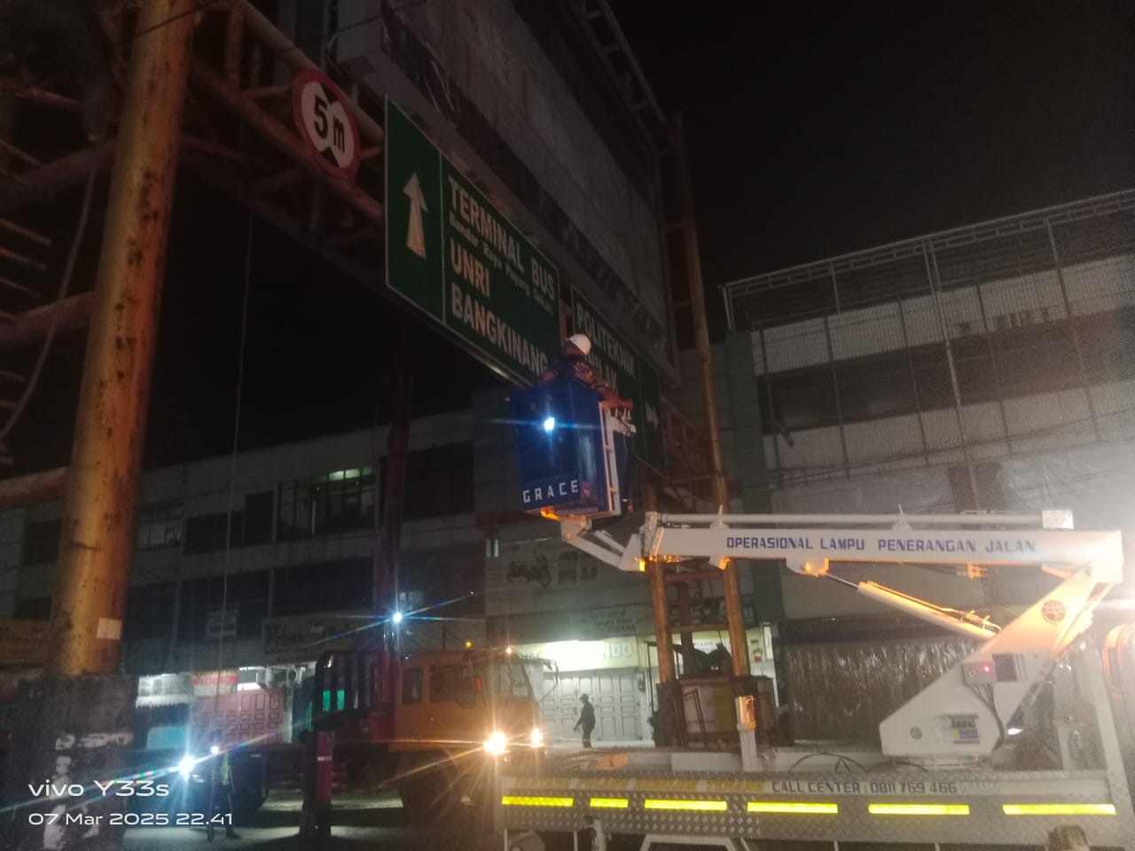 Jalankan Perintah Presiden Prabowo, Pemko Bongkar Tiang Reklame di Jalan Riau